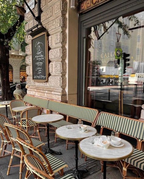 French Bistro Cafe, Paris Outdoor Cafe, Italian Cafe Outdoor, Cute Cafe Decor, French Coffee Shop Parisian Cafe, Bistro Cafe Design, Coffee Shop Seating Ideas, French Bistro Interior, French Cafe Kitchen