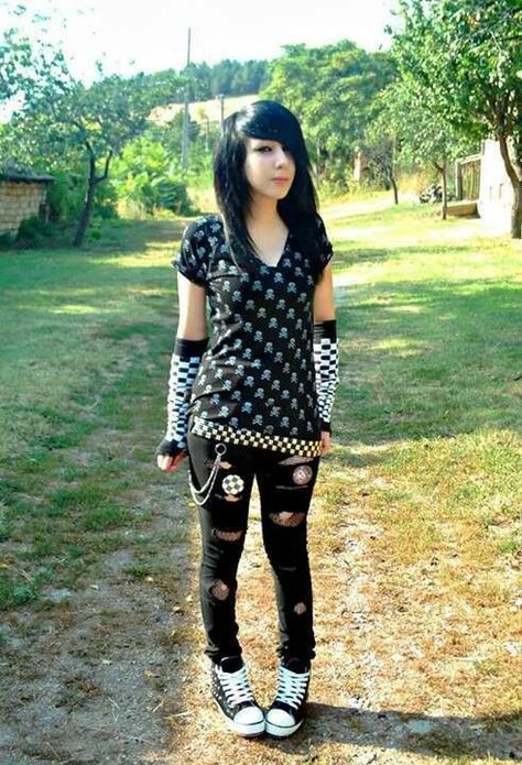 Emo Girl 2000s, What Is Emo, Scene Girl Outfits, Emo Night, Fete Emo, Emo Scene Outfits, Emo Outfit Ideas, 2000s Scene, Dark Girl