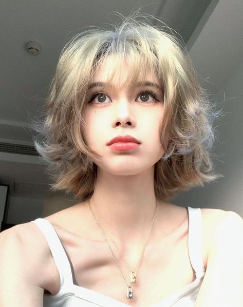 Short Hair Ideas With Bangs And Layers, Short Hair With Shaggy Bangs, Kawaii Short Haircut, Kawaii Haircut Short, Short Shaggy With Bangs, Short Fluffy Haircuts With Bangs, Woftcut For Girl, Short Shaggy Womens Haircuts, Tomboy Bangs