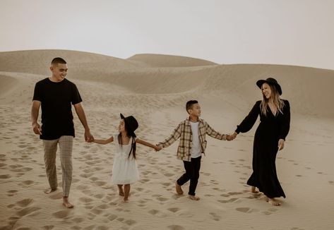 Family Photo Sand Dunes, Black Aesthetic Family Photos, Family Photos Desert Outfits, Black And Beige Photoshoot, Dark Neutrals Family Photos, White Sands Photoshoot Family, Styled Family Photo Shoot, Sand Dunes Photoshoot Outfits, Sand Family Pictures