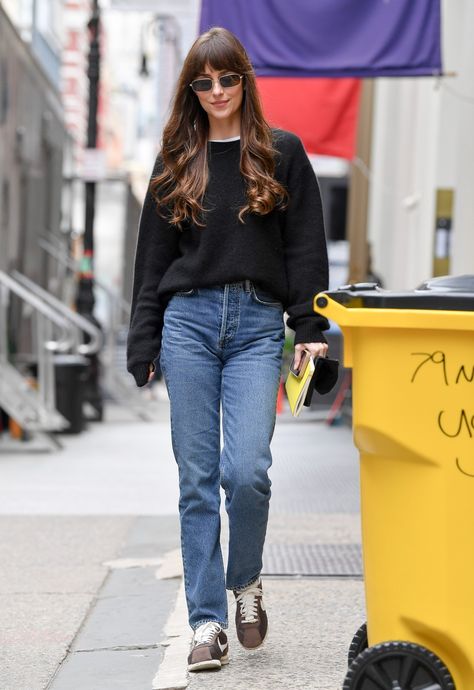 Dakota Johnson Ear Piercing, Dakota Johnson Style Winter, Dakota Johnson Winter Style, Dakota Johnson Street Style, Dakota Style, Dakota Mayi Johnson, Dakota Johnson Style, Casual Outfit Inspiration, Relaxed Outfit