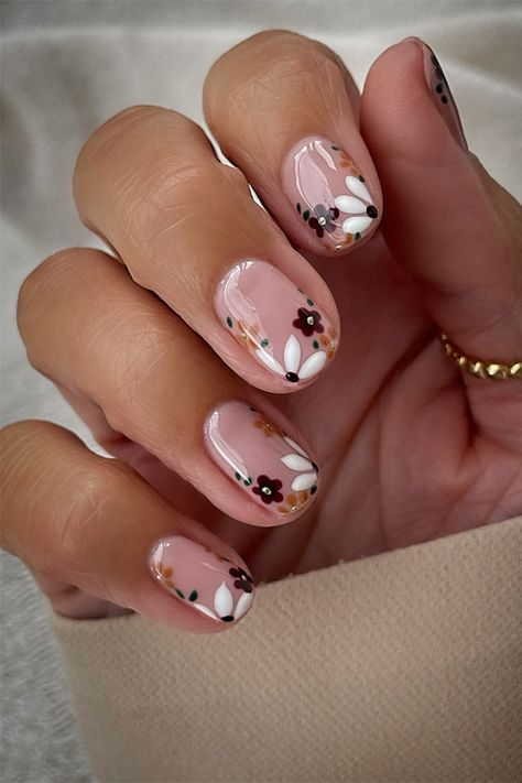 Floral Autumn Charm,  fall nail designs, autumn nail designs Fall Floral Nails Short, Short Nail Biab Design, Smart Nails Designs, Autumn Floral Nails, Scandinavian Nails, Brown Flower Nails, Nude Flower Nails, Short Floral Nails, Fall Floral Nails