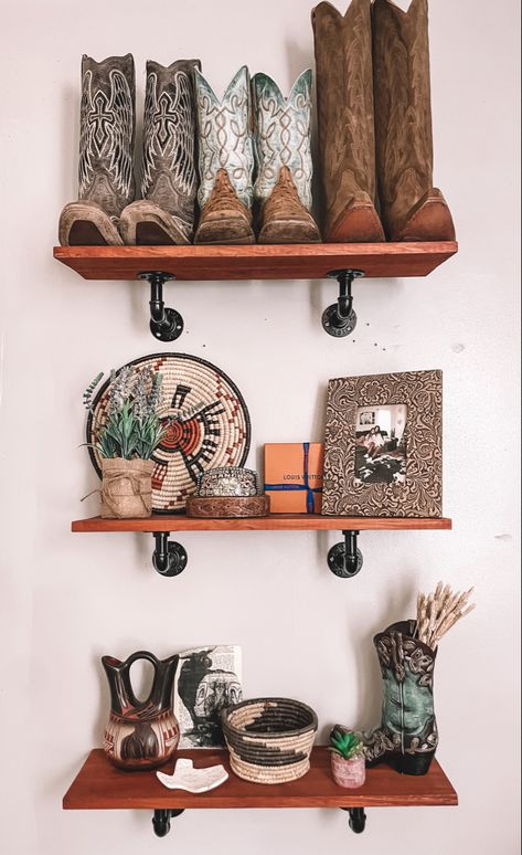 #western #westerndecor #cowboy #boots #shelf #texas Western Bedroom Wall Decor, Southwestern Farmhouse Decor, Saddle Room, Western Apartment, 2023 Apartment, Vintage Western Decor, Cowboy Bedroom, Western Living Room Decor, Western House