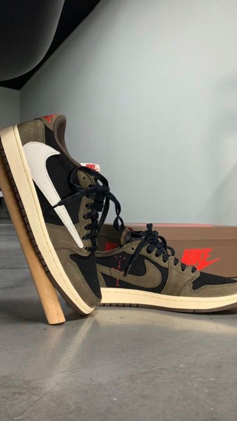 Travis Scott Shoes, Travis Scott Low, Nike Travis Scott, Jordans Sneakers Outfit, Nike Jordan 1 Low, Rick Owens Shoes, Sneakers Wallpaper, Shoes Wallpaper, Gucci Balenciaga