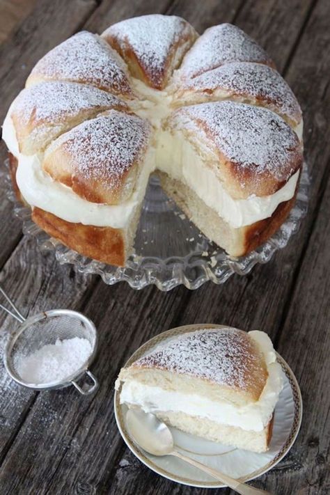 Switzerland Recipes, Swedish Cream, Switzerland Food, Hemgjord Glass, Cream Bun, Bun Cake, Swedish Recipes, Think Food, Mini Cheesecakes