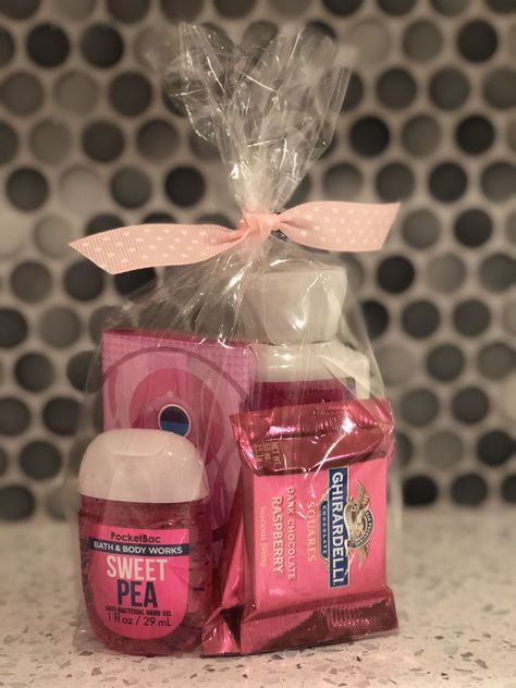 Cheap Valentines For Coworkers, Nurse Unit Christmas Gifts, Thank You Baskets For Nurses, Valentines Basket For Coworkers, Pink Snack Basket Ideas, Nurse Gift Bags Ideas, Nursing Thank You Gifts, Gifts For Aquaintences, Valentines Day Gifts For Employees