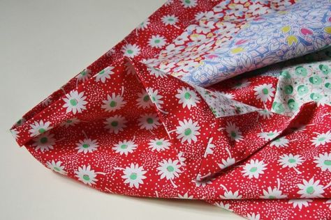 Quick and easy tablecloth Christmas Tablecloth Ideas, Sewing Ideas For Kids, Cool Sewing Projects, Tablecloth Ideas, Patchwork Tablecloth, Diy Tablecloth, Fabric Shears, Easy Diy Christmas Gifts, Table Quilts