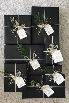 Christmas Gift Wrapping Diy, Pretty Gift Wrapping Ideas, Christmas Gift Wrapping Ideas, Diy Natal, Xmas Gift Wrap, Soya Mumu, Christmas Gift Packaging, Gift Wrapping Techniques, Gift Wrapping Inspiration