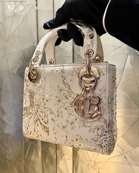 #bag #aesthetic #vogue #luxury #chic #sac #mode #fashion #dior Expensive Purses, Lady Dior Handbag, Expensive Bag, My Style Bags, Luxury Bags Collection, Dream Bag, Dream Bags, Girly Bags, Luxury Purses