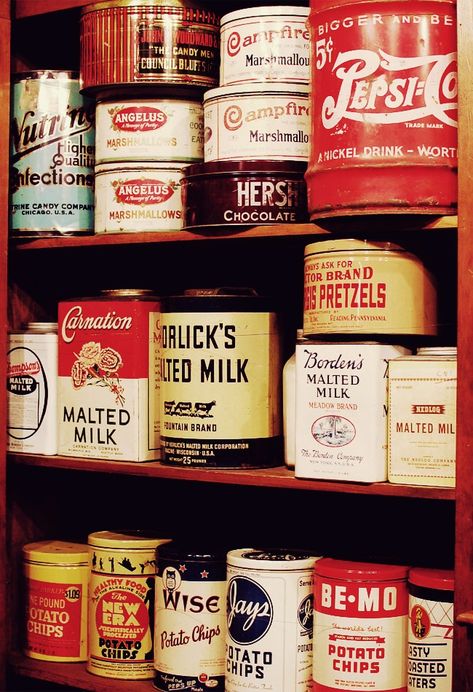 Old General Stores, Old Packaging, Etiquette Vintage, Lata Vintage, Old Country Stores, Cabinet Shelf, Clock Vintage, Vintage Packaging, Tin Containers