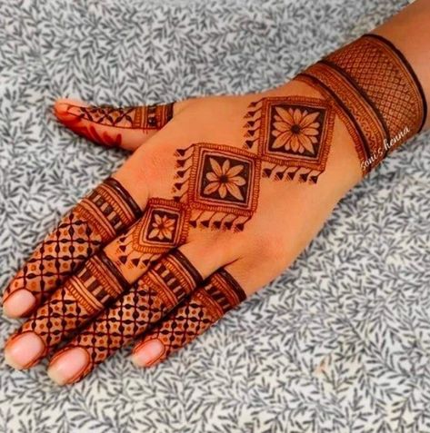 Easy Mehendi Designs Front Hand, Hand Mehndi Design Simple, Beautiful Simple Mehndi Design, Back Hand Mehndi Design, Mehndi Design Simple, Back Hand Mehndi, Simple Mehendi Designs, Simple Mehndi Design, Hand Mehndi Design