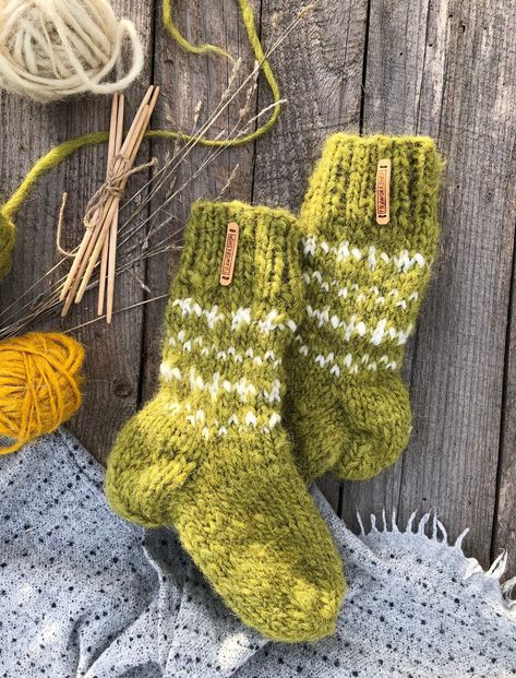 Woolen Socks, Wool Bed, Green Socks, Warm Socks, Wool Socks, Green Wool, Casual Socks, Knit Outfit, Sheep Wool