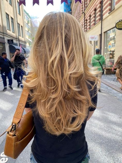 Long Hair With Chunky Layers, Long Hair With Layers Curled, Golden Blonde Curtain Bangs, Dark Blonde Hair Layers, Honey Butter Blonde Hair, Low Maintenance Layers, Blonde Layers Long, Dirty Blonde Hair With Blonde Highlights, Warm Honey Blonde Highlights