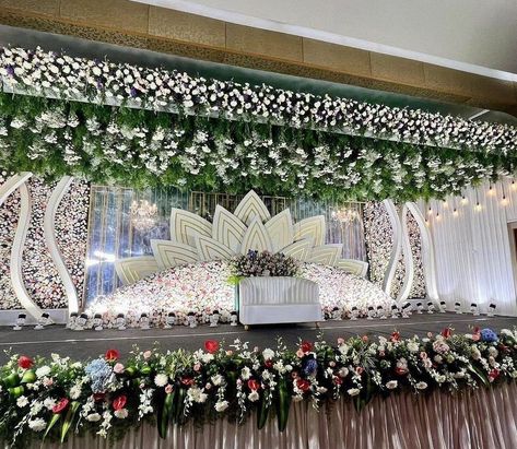 Reception Flower Decorations Indian, Marriage Stage Decoration Indian Flower, Stage Decorations For Reception, Night Reception Decoration Indian, Marriage Background Decoration, Flower Decoration For Reception Stage, Reception Backdrop Ideas Indian, Shadi Stage Decoration, Reception Decorations Indian Stage