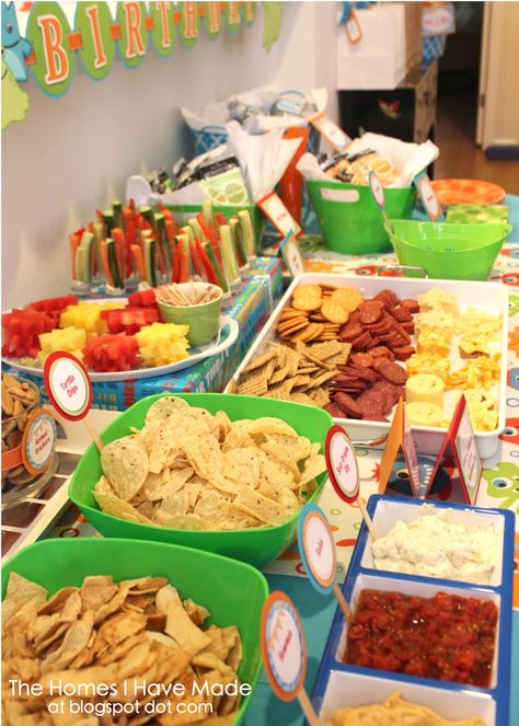 finger foods for parties | Dollor store bowls were filled with tortilla and pita chips, white a ... Party Food Table, University Party, Food And Snacks, Healthy Party Food, Birthday Party Snacks, Fingerfood Party, Party Food Buffet, Monster Birthday Parties, Easy Party Food