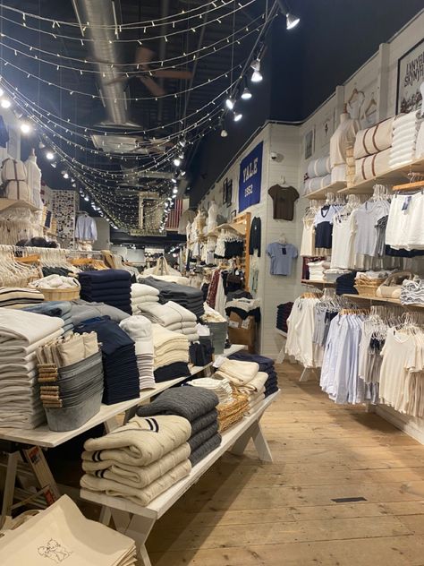 Brandy Melville Employee Outfits, Brandy Melville Store Aesthetic, Brandy Melville Stores, Brandie Melville, Brandy Melville Store, Brandy Aesthetic, Brandy Outfits, Brand Melville, Brandy Girl