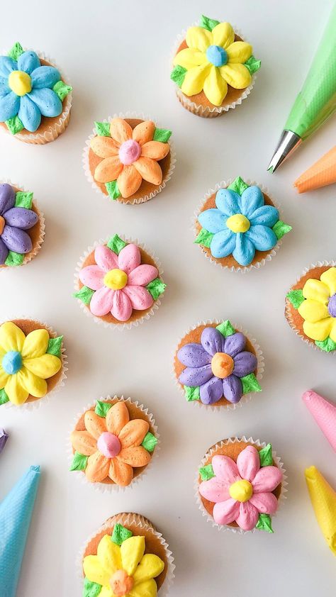 Easter Flower Cupcakes, Easy Flower Cupcakes, Easter Cupcakes Decoration, Cupcake Icing Designs, Buttercream Flowers Cupcakes, Easy Cupcakes Decoration, Cupcakes Flores, Daisy Cupcakes, Cupcake Piping