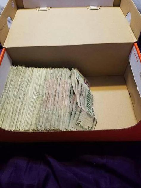 Every time you have a 5 dollar bill, put it in a 5 dollar box. Savings Chart, Saving Money Diy, Money Saving Methods, Money Saving Box, Savings Jar, Savings Box, Money Stacks, Money Saving Plan, Money Challenge