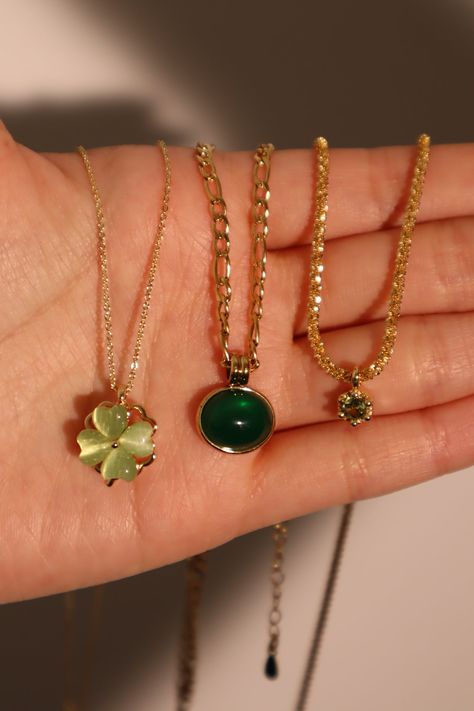 Jewelry Long Necklace, Gold Green Jewelry, Gold And Green Necklace, Square Pendant Necklace, Gold Jewelry Collection, Green And Gold Necklace, Accesories Aesthetic, Gold And Green Jewelry, Green And Gold Jewelry