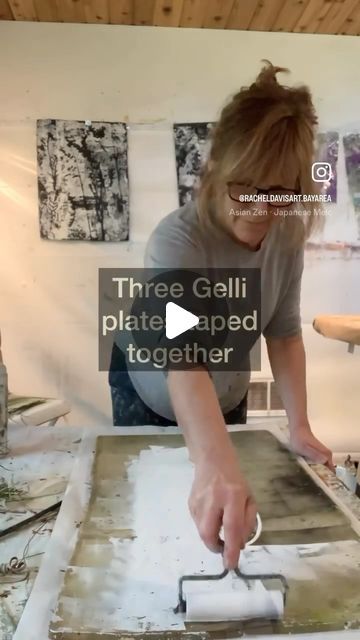 Rachel Davis | Mixing It Up on Instagram: "Detailed instructions below. Save and share with fellow @gelliarts lovers, and comment “interested” if you wanna be kept in the loop about my online Gelli botanical class, which will start filming very shortly.  1. I taped a 16 x 20 and two 8 x 10 inch @gelliarts plates together with crystal clear packing tape.   2. Placement of the botanical materials was often leading off of the Gelli plate to give an expansive feeling to the finished piece.   3. I got lucky on the first take with large calligraphy practice paper, which is VERY fragile and sometimes pulls apart. I use soft, half ripe, roughly 18 x 30 inch sheets. In my online class I’ll be showing ways you can use the fragility to your advantage.   This method can be used with any translucent pa Making Gelli Plates, Monoprint Gelli Plate, Gelli Plate Printing On Fabric, Gel Plate Printing Ideas, Gelli Plate Tutorial, Geli Print, Gelli Printing Tutorials, Gelli Plate Techniques, Gelli Printing Art