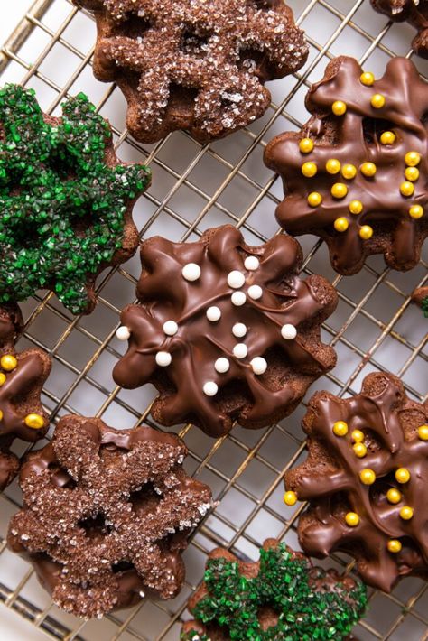 These are not a typical chocolate cookie! They're made from a delicious chocolate batter, but cooked in a waffle maker so they achieve a criss-cross pattern. When finished, they're dipped in chocolate and topped with any number of decorations! | wyseguide.com #chocolate #cookies #Christmas Waffle Iron Cookies, Cinnamon Roll Cookies, Chocolate Waffles, Waffle Cookies, Dipped In Chocolate, Cookies Christmas, Peanut Butter Fudge, Xmas Cookies, Chocolate Topping