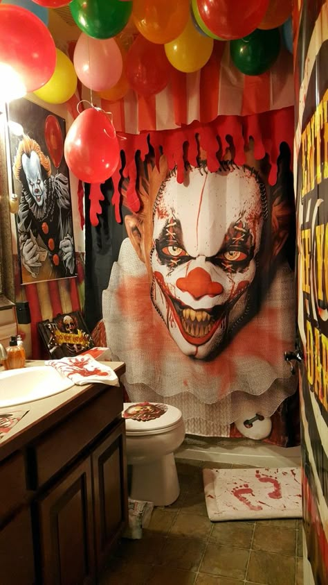 Scary creepy clown halloween bathroom Halloween Apartment, Bathroom Halloween, Cheap Diy Halloween Decorations, Halloween Circus, Creepy Carnival, Halloween Bathroom, Clown Halloween, Casa Halloween, Creepy Halloween Decorations