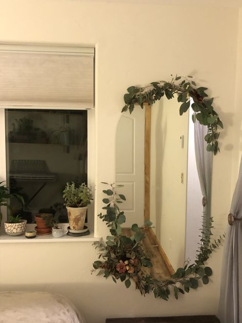 Raw round mirror framed with floral arrangements and greenery. Balcony Mirror Ideas, Plant Covered Mirror, Leaves Around Mirror, Decoration Around Mirror, Round Mirror Bedroom Aesthetic, Fake Flowers Around Mirror, Decorating My Mirror, Mirror Decorating Ideas Aesthetic, Mirror In Balcony