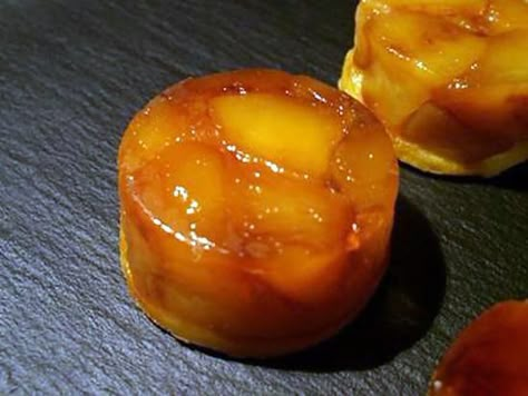 La meilleure recette de Mini tatins aux pommes...! L'essayer, c'est l'adopter! 4.9/5 (14 votes), 7 Commentaires. Ingrédients: Les pommes :, 0.600 kg de pommes golden, 0.025 kg de sucre semoule, 0.025 kg de beurre Le caramel :, 0.150 kg de sucre semoule, 0.050 kg d'eau La pâte sablée :, 0.150 kg de pâte sablée peu sucrée Mini Apple Tarts, Mini Patisserie, Dolci Finger Food, Tarte Tatin Recipe, Italian Christmas Recipes, Dessert Aux Fruits, Mini Tart, French Desserts, Apple Cake Recipes