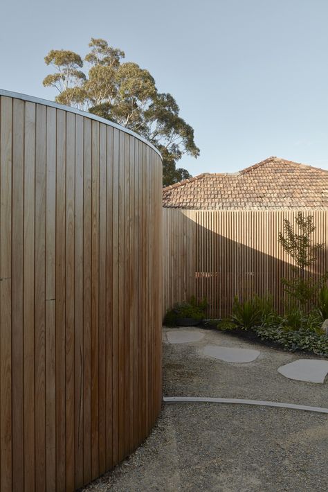 Timber Fence, Inspiring Homes, Park Life, Timber Fencing, Front Courtyard, Garden Park, Exterior Cladding, House Architecture, Curved Glass