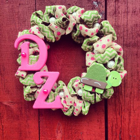 Delta Zeta wreath by Willow Run Designs Delta Zeta Crafts, Delta Zeta Sorority, Delta Zeta, Fraternity, Apartment Living, Sorority, Wreath, Apartment