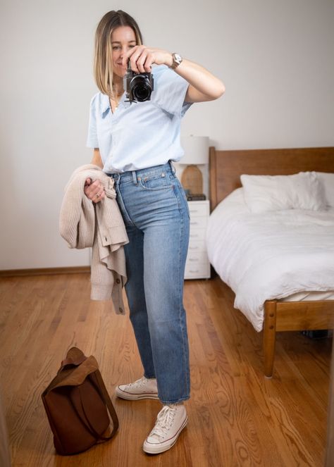 Mom Jeans Mid Size Outfit, Mid Size Woman Outfits, Mid Size Chic, Moms Jeans Outfit Ideas, Denim On Denim Outfits For Women, Mid Size Casual Outfit, Mid Size Women Outfits, Summer Mom Fashion, Mom Outfit Summer