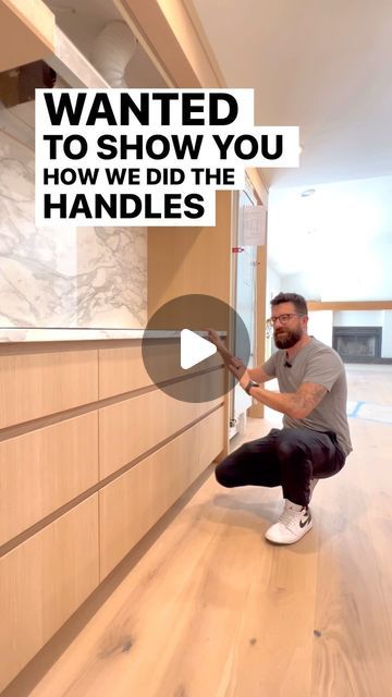 Vince The Kitchen Guy on Instagram: "Look ma, no handles! Here we take a look at a custom cabinet install we are wrapping up. This was a fun one to do because it has no handles in the kitchen. It’s a lot of work, but it can be done and if that’s the look, you’re going, for this is a great way to achieve it. The white oak is heavenly:) #kitchendesigntips #kitchendesigner #vincethekitchenguy #customcabinets #interiordesign #kitchencabinets #interiordesigner #diytips #kitchenmakeover #customkitchen #kitchenhardware #nohandles" Kitchen Cabinets With No Hardware, Kitchen No Handles Cabinets, Inside Kitchen Cabinets Makeover, No Hardware Cabinets, No Handles Kitchen Cabinets, White Oak Cabinet Hardware, No Hardware Kitchen Cabinets, Hidden Backsplash Storage, Kitchen Cabinet Wrap