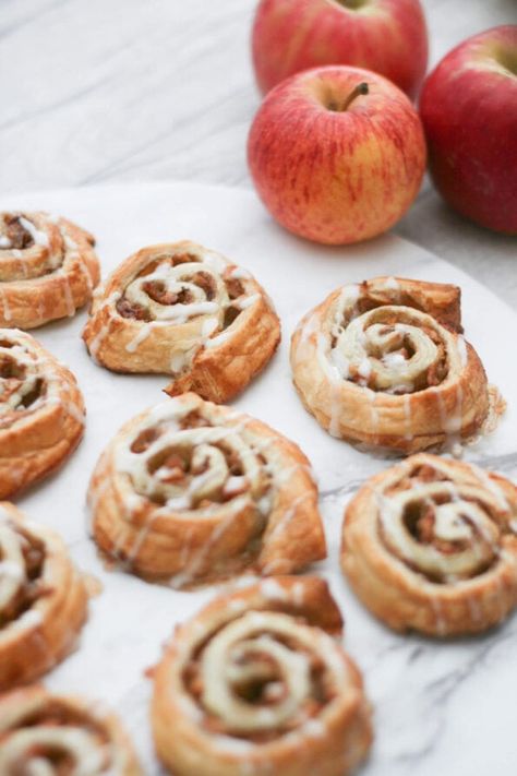 Apple Cinnamon Pinwheels, Mini Apple Cinnamon Rolls, Apple Pinwheels Recipe, Pinwheel Pastry, Toddler Pinwheels, Sweet Pinwheels, Apple Pie Dough, Apple Recipes With Puff Pastry, Recipe With Apples