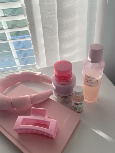 pink skincare Skincare Asthetic Picture, Foto Skincare Aesthetic, Pink Clean Aesthetic, Pink Skincare Aesthetic, Pink Skincare, Skincare Aesthetic, Gold Aesthetic, Skin Care Items, Image Skincare