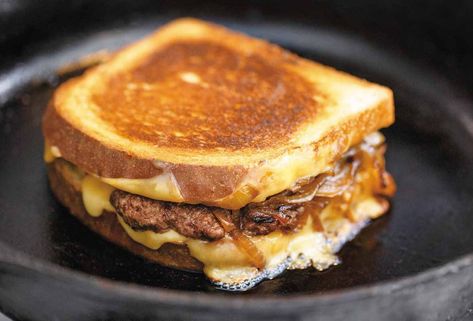 Patty Melt Recipe (The beloved patty melt is a beautiful thing—essentially a melding of hamburger and grilled cheese sandwich with sautéed onions tossed in for good measure.) Breakfast Patty, Patty Melt Recipe, Melt Recipe, Sandwich Ideas, Amazing Breakfast, Patty Melt, Sausage Patty, Salisbury Steak, How To Grill Steak