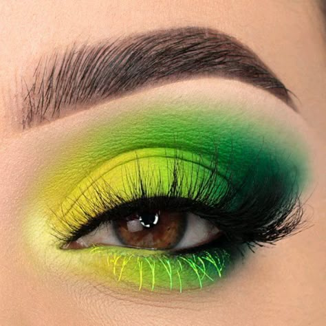 Green Eye Makeup Halloween, Bright Green Makeup Looks, Bright Green Eye Makeup, Neon Green Makeup Looks, Pink And Green Makeup Looks, Mascara On Bottom Lashes, Lime Green Makeup, Neon Green Makeup, Cake Palette