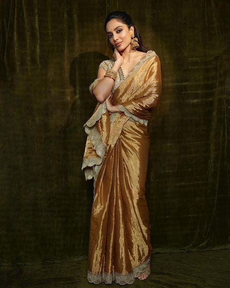 Sobhita Dhulipala could stun in a sack, and we love it when she rocks a saree with elegance. This particular beauty was by Jade by Monica and Karishma. Seems like Ira Khan and Nupur Shikhare's wedding has been on for a long while now! What started with a signing ceremony with the bride and the groom surprising everyone with their 'casual' choices to a while wedding, a mehendi, a reception, has now culminated with a grand reception in true Bollywood style! Organza Blouse Designs, Gold Tissue Saree, Ira Khan, Gold Silk Saree, Sobhita Dhulipala, Saree Indian Wedding, Gold Organza, Silk Kurti Designs, Golden Saree