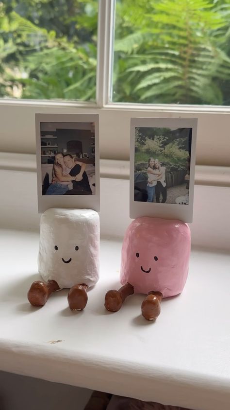 Kit 💘 | Marshmallow jellycat photo holders 😍 | Instagram Diy Air Dry Clay, Air Dry Clay Projects, Clay Diy Projects, Handmade Projects, Tanah Liat, Clay Crafts Air Dry, Cadeau Diy, Pottery Crafts, Diy Pottery