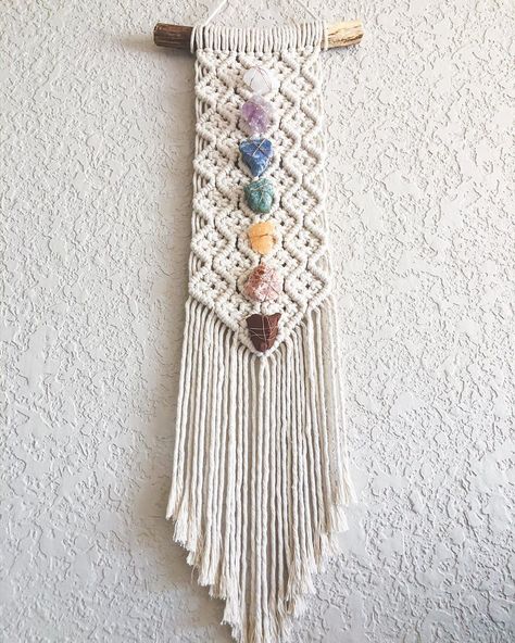 Martina Dragonette Conlon na Instagramie: „First Chakra Macrame of 2020 ✨ I think this is my favorite design so far! This babe has been added to the shop NOW!” First Chakra, Crystal Holder, E Craft, Macrame Wall Hanging Diy, Bohemian Wall Decor, Point Lace, Bohemian Wall, Crystal Crafts, Hanging Crystals