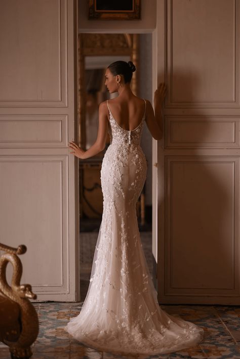 Unveil the epitome of bridal elegance with our Elegant Tulle Mermaid Wedding Gown. This exquisite floral wedding dress, featuring delicate lace and a sleeveless design, is tailored to make your special day unforgettable. Plunging V-Neckline: The deep V-neckline exudes modern sophistication, perfectly complementing the elegant lace details. Intricate Floral Lace and Tulle: Adorned with stunning floral lace and crafted from luxurious tulle, this gown radiates timeless romance and charm. Mermaid Silhouette: The mermaid silhouette elegantly contours your figure, creating a breathtaking hourglass shape that enhances your natural beauty. Designed with the modern bride in mind, this sleeveless gown combines contemporary style with classic elegance. The transparent corset and exquisite lace detail Corset Mermaid Dress, Corset Mermaid Wedding Dress, Transparent Corset, Simple Satin Wedding Dress, Mermaid Wedding Gown, Nontraditional Wedding Dress, Wedding Dresses High Low, Champagne Evening Dress, Fairy Wedding Dress