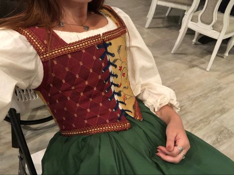 Medieval Dress Historically Accurate, Historically Accurate Medieval Clothing, Medieval Bodice, Viking Halloween, Viking Halloween Costume, Garment Inspiration, History Bounding, Ren Faire Outfits, Historical Dress