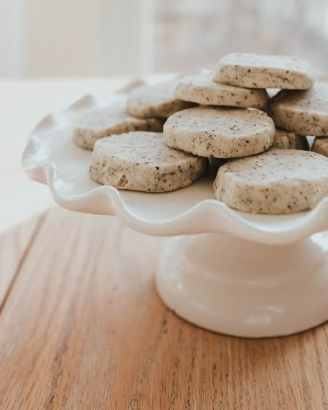 The Best and Easiest Earl Grey Shortbread Cookies - The Wild Decoelis Earl Grey Shortbread Cookies, Earl Grey Shortbread, Earl Grey Cookies, Makeup Lifestyle, Shortbread Cookie Recipe, Easy Cookie Recipes, Earl Grey, London Fog, Shortbread Cookies