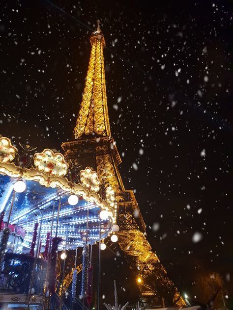 La bellezza di questo scatto A Paris Christmas Waltz, Paris In The Winter Aesthetic, Xmas In Paris, Paris In Christmas Winter, Paris For Christmas, Paris Snow Aesthetic, Paris Aesthetic Christmas, Paris December Aesthetic, Christmas Paris Aesthetic