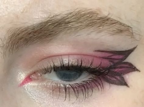 Barbie Eyeliner Ideas, Butterfly Eyeliner Hooded Eyes, Butterfly Eye Makeup Aesthetic, Pink Butterfly Makeup, Butterfly Eyeliner, Graphic Butterfly, Pink Butterfly Eyeshadow, Butterfly Makeup, Makeup Inspo