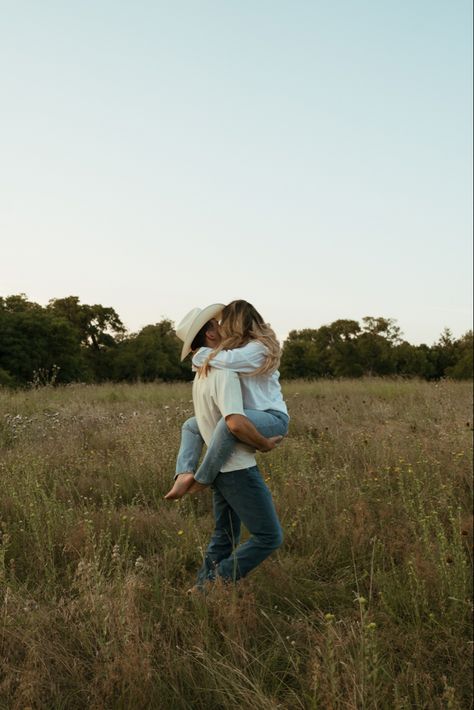 Cute Western Family Pictures, Family Goals Country, Countryside Couple Aesthetic, Fall Farm Couple Pictures, Couple Photoshoot Poses Country, Western Fall Engagement Pictures, Country Field Couple Photoshoot, Couples Photoshoot Farm, Western Couples Photoshoot Ideas