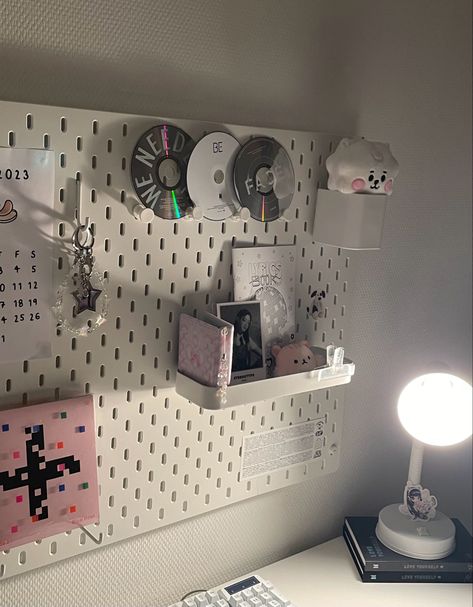 K Pop Peg Board, Ikea Board, Skådis Ikea, Black Room Ideas, White Pegboard, Ikea Pegboard, Pegboard Ideas, Room Wishlist, Ikea Inspiration