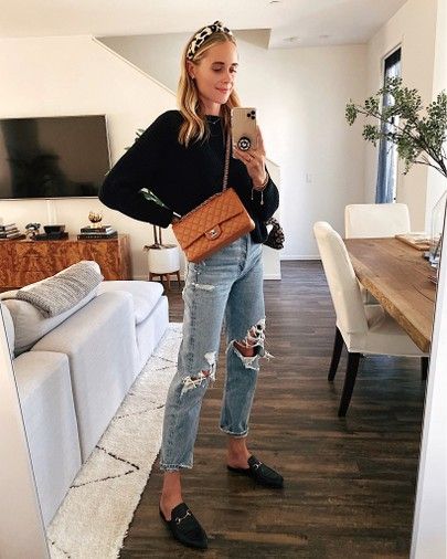 Gucci Slide Outfits Women, Black Mules Outfit Spring, Mule Pumps Outfit, Jeans With Mules Outfit, Ripped Mom Jeans Outfits, Mule Outfits Women, Black Mules Outfit, Black Mom Jeans Outfit, Mules Outfit