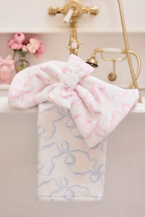 Aesthetic Bathroom Towels, Bow Bathroom Ideas, Love Shack Fancy Decor, Bow Bathroom Decor, Bow Bathroom, Cute Bathroom Decor, Cute Bathroom, Pink Towels, Future Bedroom