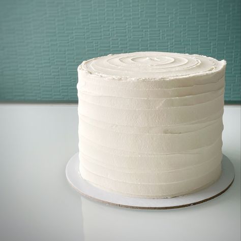 Minimalist White Cake, Plain Birthday Cake, White Iced Cake, Plain Wedding Cakes, 1 Tier Wedding Cakes, Round Birthday Cakes, Cake Design For Men, Ugly Cakes, Circle Cake