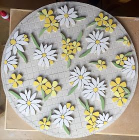 Felicity Ball mosaics: The making of a mosaic bistro table Mosaic Table Top Designs, Mosaic Trays, Mosaic Tile Table, Easy Mosaic, Mosaic Furniture, Mosaic Art Diy, Mosaic Tray, Mosaic Table Top, Mosaic Garden Art